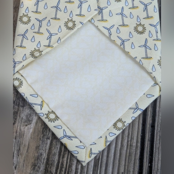 Vineyard Vines 100% Silk Handmade Tie Light Yellow - Picture 6 of 6